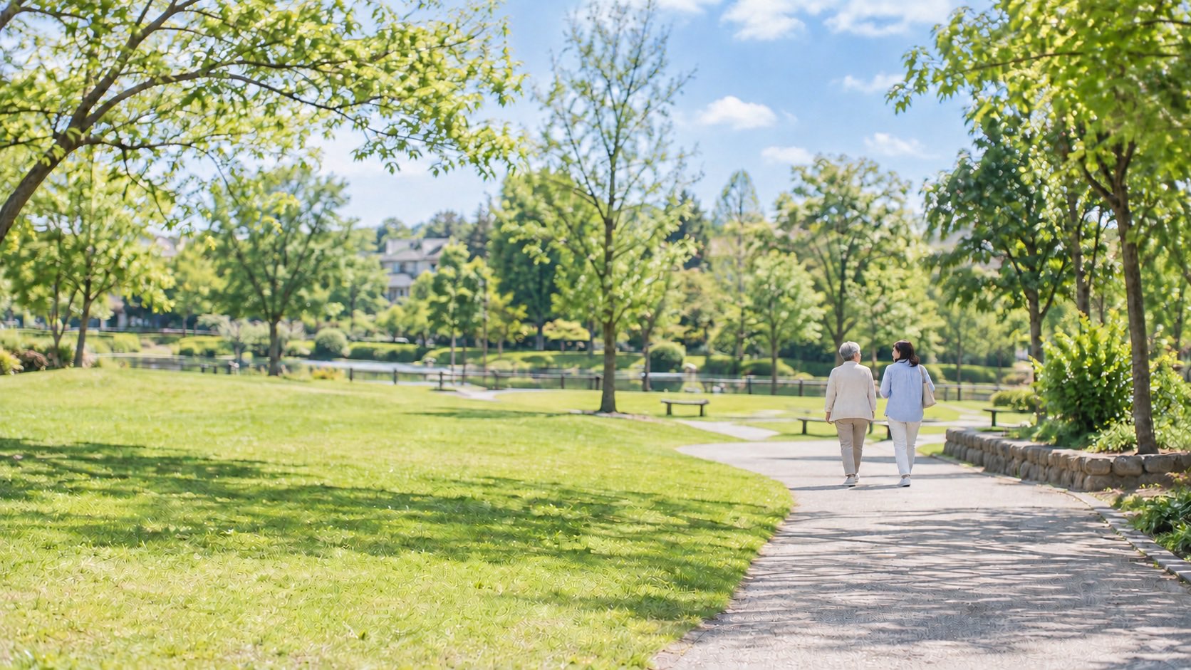 青空の見える昼間の公園を、親子が並んで歩くイメージ